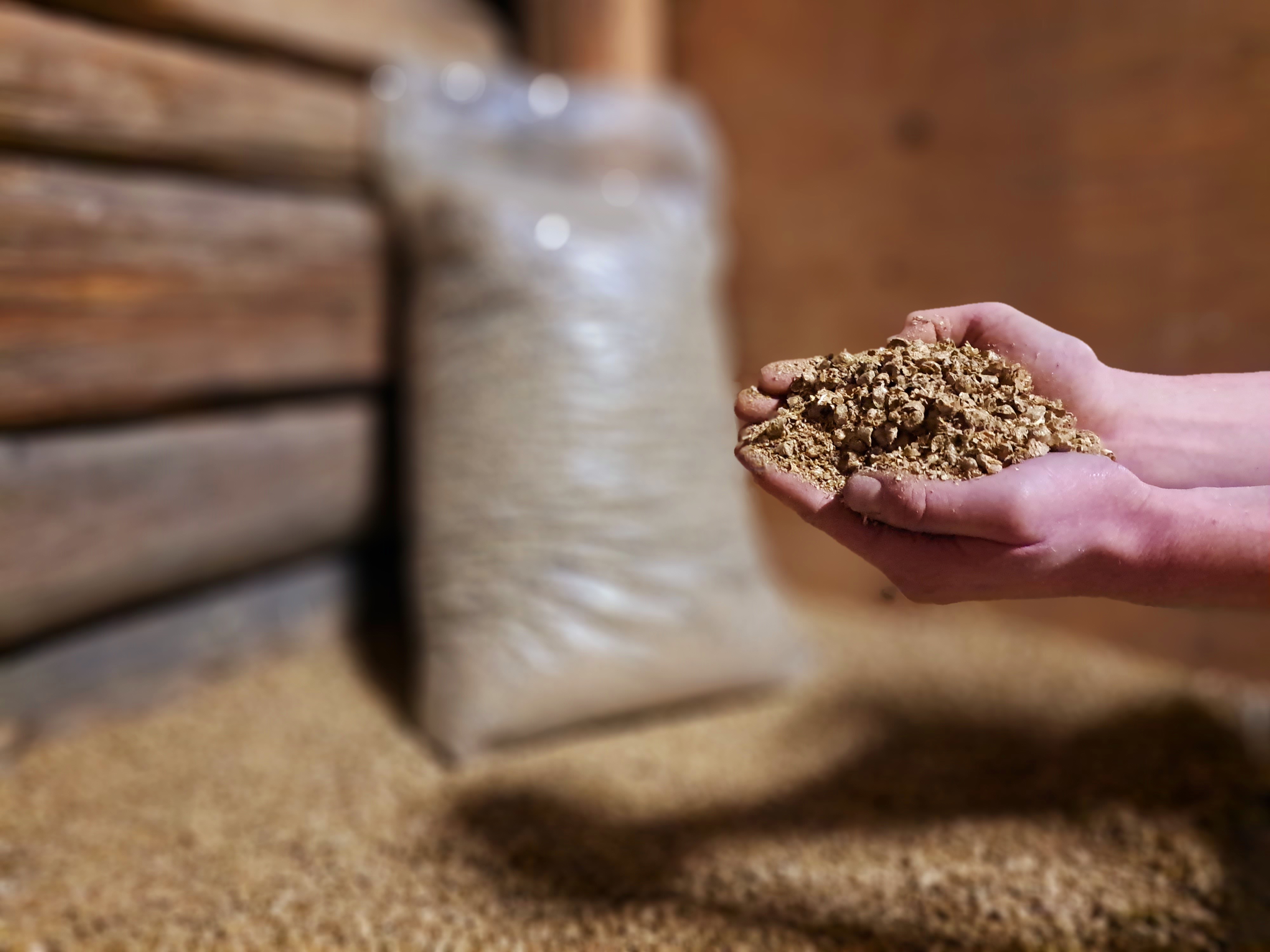 Tolle Bewertung: Super Einstreu und gut fürs Stallklima. Pellets bevorzugt.