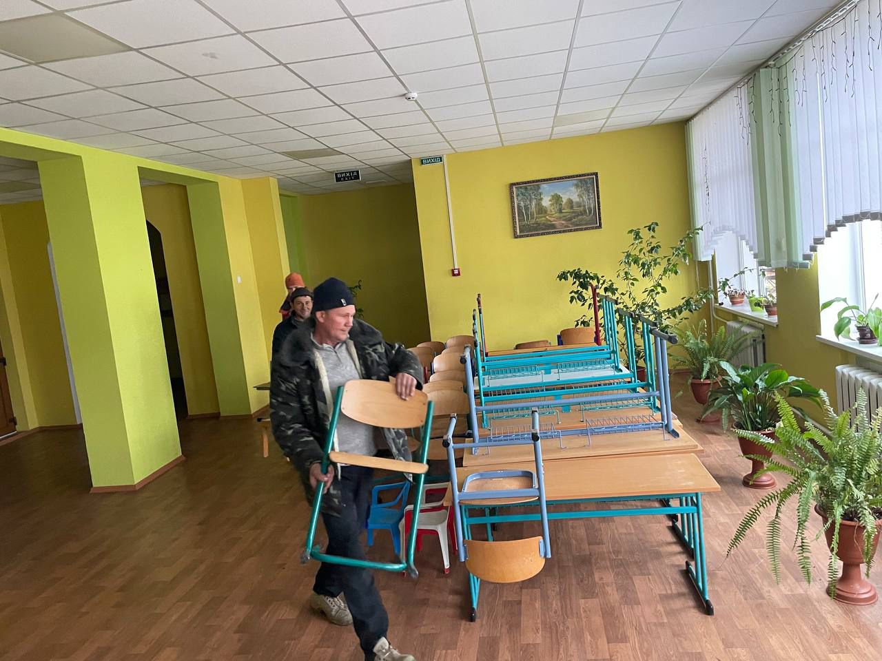 Schulbänke aus Hainichen innerhalb von 4 Tagen in einer ukrainischen Schule